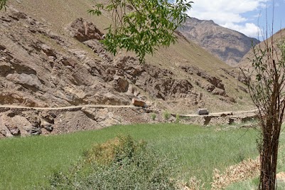 LKW auf der schmalen afghanischen Strae.