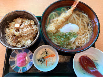 せらび亭さつまいもと網焼き鶏の炊き込みご飯&温玉えび天うどん