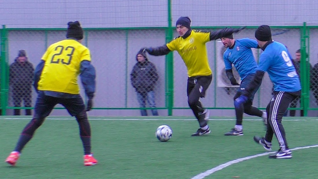 Group of people playing mini football Группа людей играющих в мини-футбол