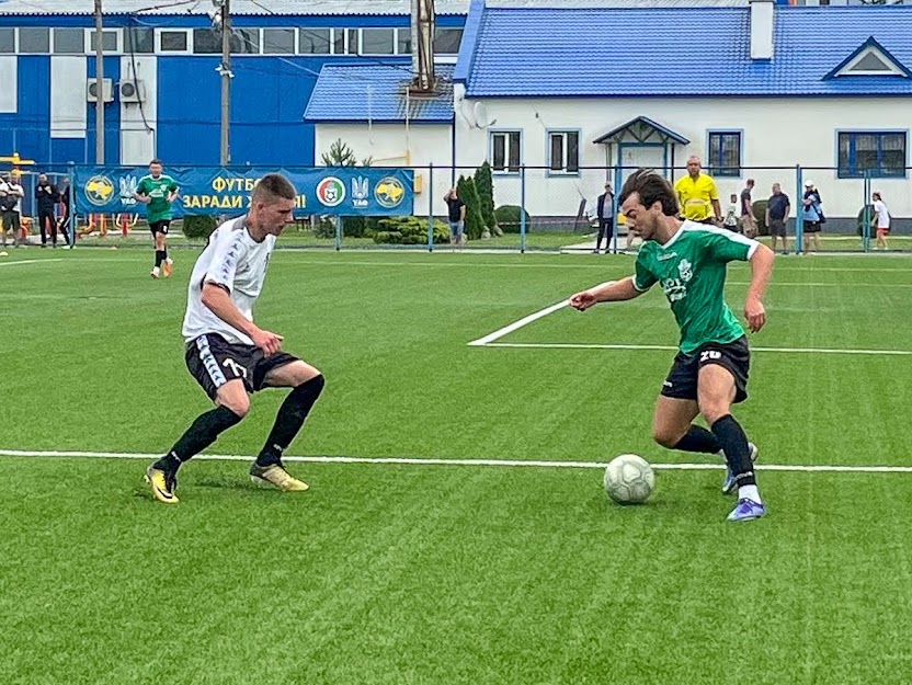 Group of people playing mini football Группа людей играющих в мини-футбол