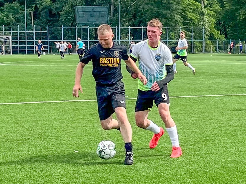 Group of people playing mini football Группа людей играющих в мини-футбол