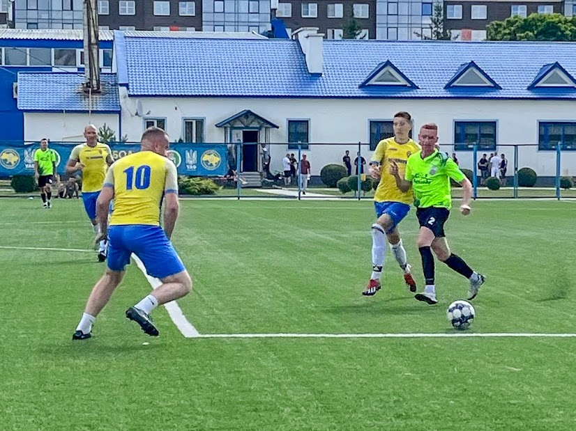 Group of people playing mini football Группа людей играющих в мини-футбол