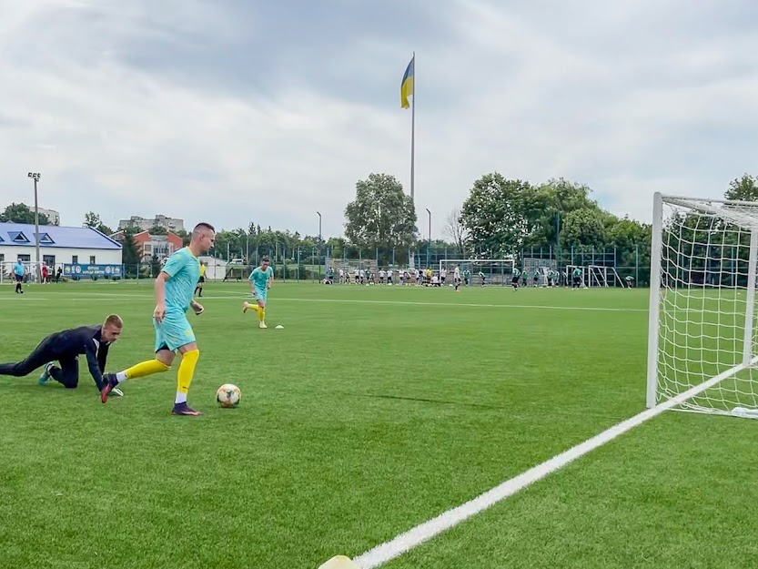 Group of people playing mini football Группа людей играющих в мини-футбол