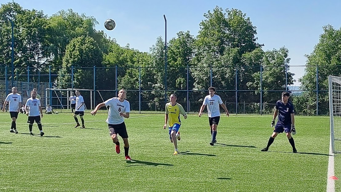 Group of people playing mini football Группа людей играющих в мини-футбол