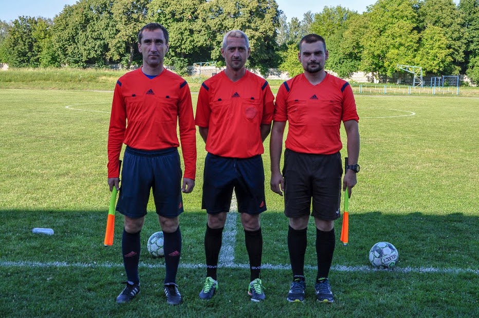 Group of people playing mini football Группа людей играющих в мини-футбол