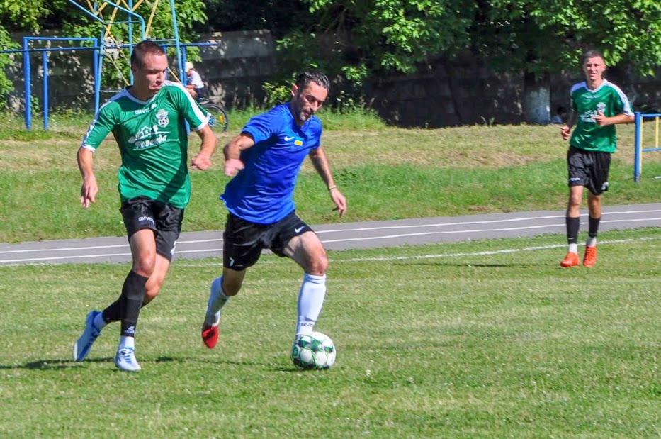 Group of people playing mini football Группа людей играющих в мини-футбол