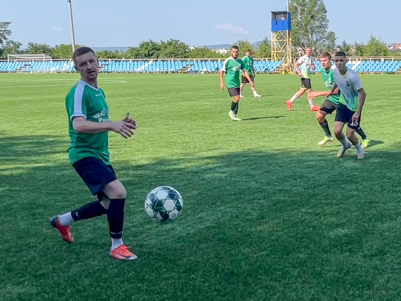 Group of people playing mini football Группа людей играющих в мини-футбол