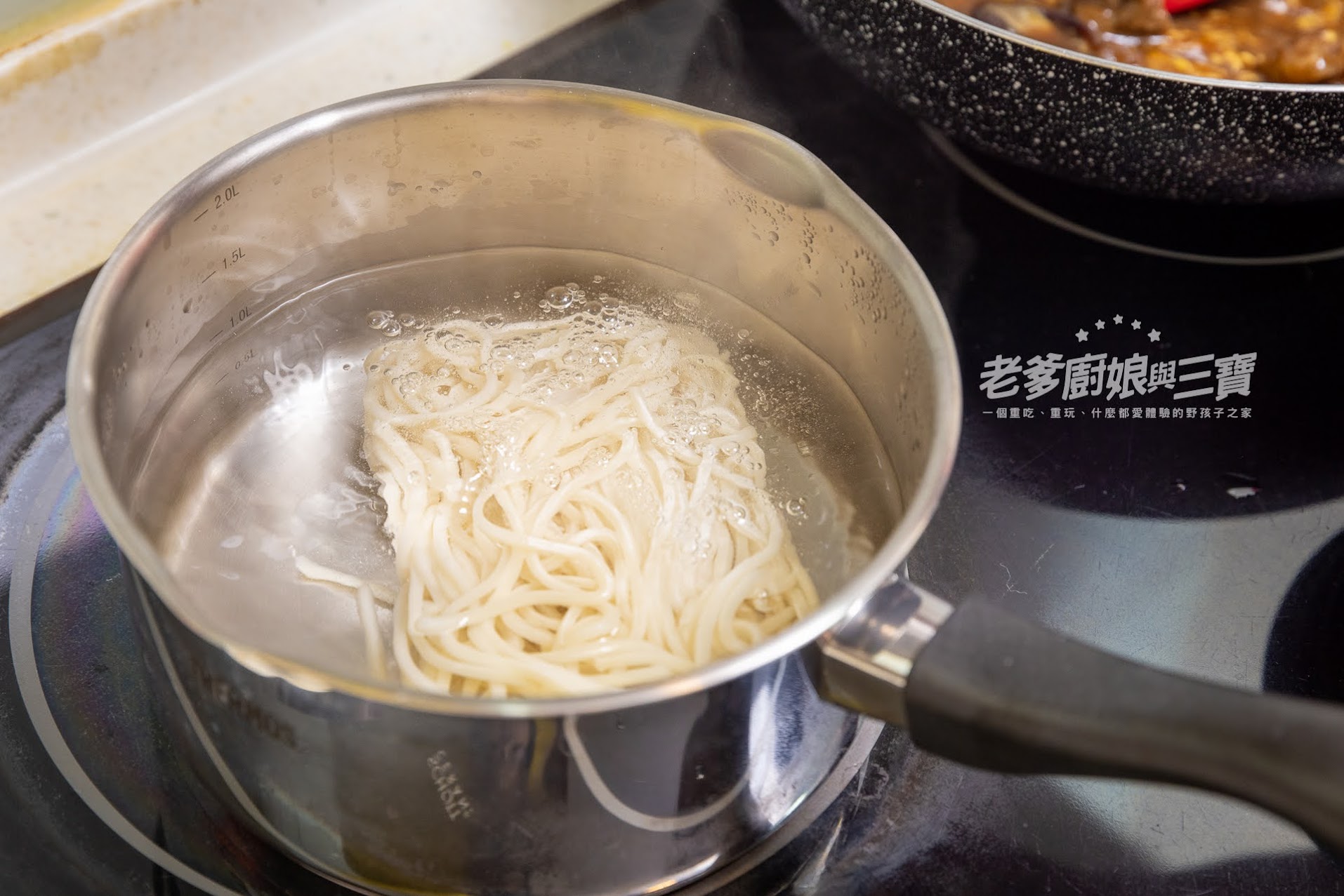 今天用多樣貌來替宅配冷凍牛肉麵開箱，我們用好胃口紀錄下異塵牛肉麵食用心得