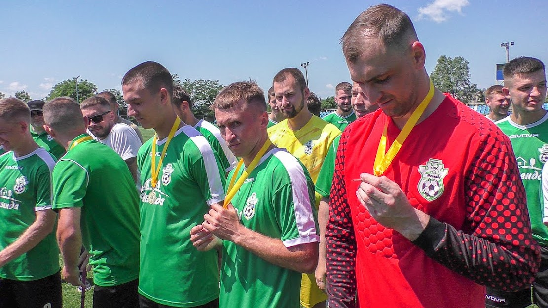 Group of people playing mini football Группа людей играющих в мини-футбол