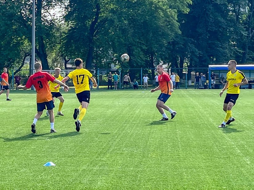 Group of people playing mini football Группа людей играющих в мини-футбол