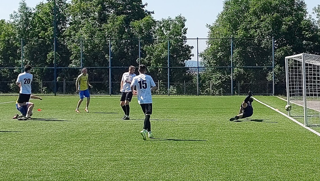 Group of people playing mini football Группа людей играющих в мини-футбол