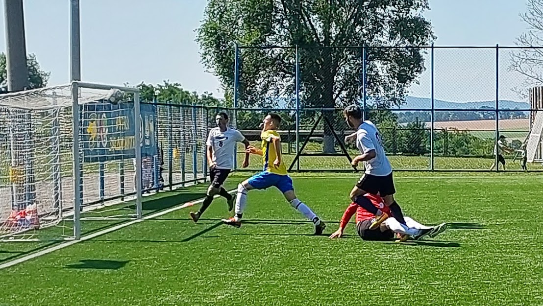 Group of people playing mini football Группа людей играющих в мини-футбол