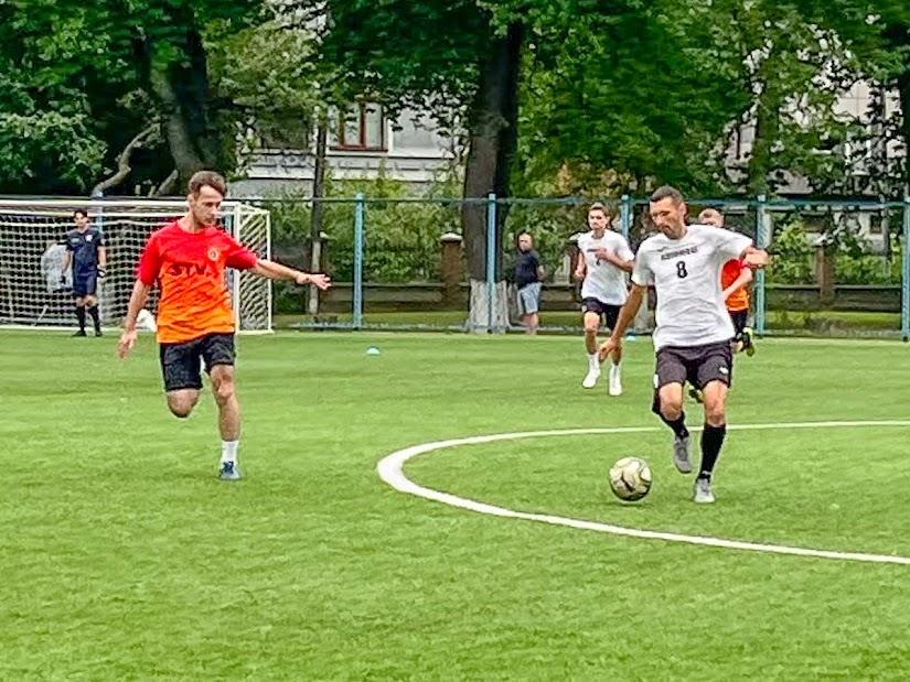 Group of people playing mini football Группа людей играющих в мини-футбол