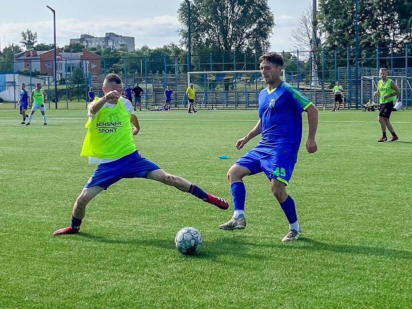 Group of people playing mini football Группа людей играющих в мини-футбол