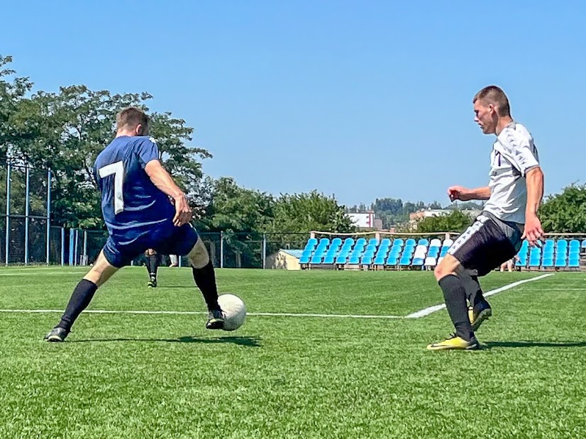 Group of people playing mini football Группа людей играющих в мини-футбол