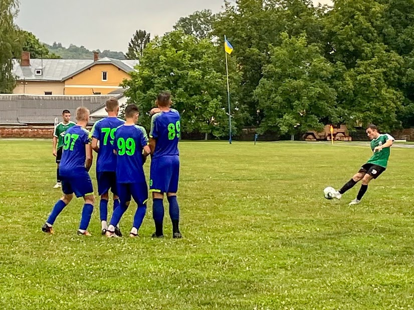 Group of people playing mini football Группа людей играющих в мини-футбол