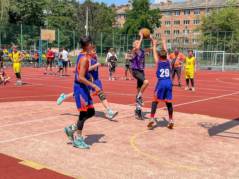 Group of people playing mini football Группа людей играющих в мини-футбол