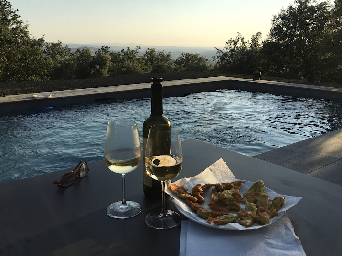 We enjoyed a beautiful early evening by the pool, with a simple aperitif with the white wine Carabatto (Parmoleto)
and fiori di zucchini baked in booklet flour

