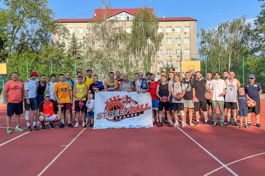 Group of people playing mini football Группа людей играющих в мини-футбол