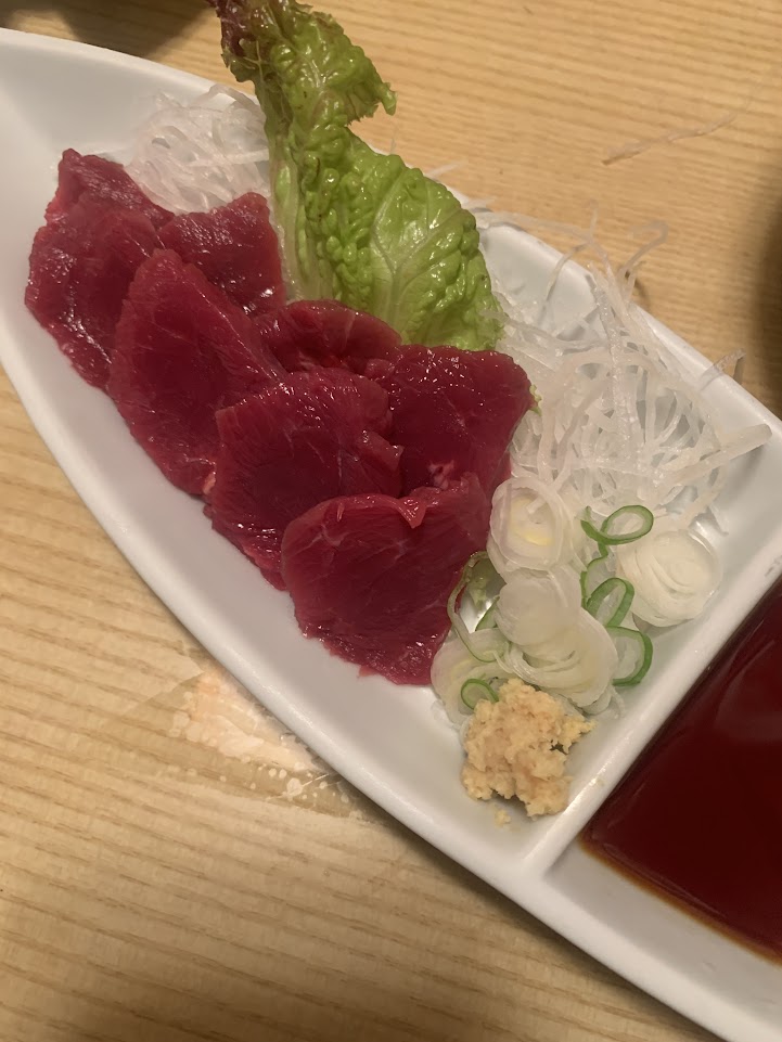 平塚駅徒歩１分くれたけ日本料理を中心とした一品料理を提供してくれるお店。馬刺しですね。