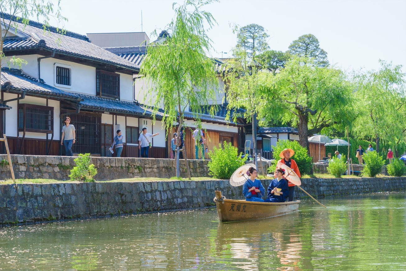  Kurashiki Bikan Historical Quarter เมืองคุราชิกิ (Kurashiki) นั่งเรือล่องไปตามคลอง ดื่มด่ำกับทิวทัศน์อย่างเต็มอิ่ม 