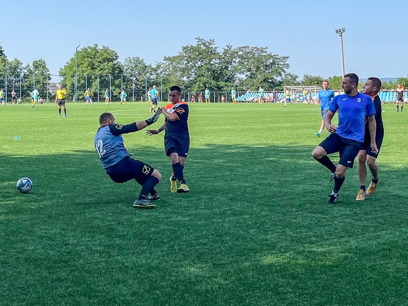 Group of people playing mini football Группа людей играющих в мини-футбол