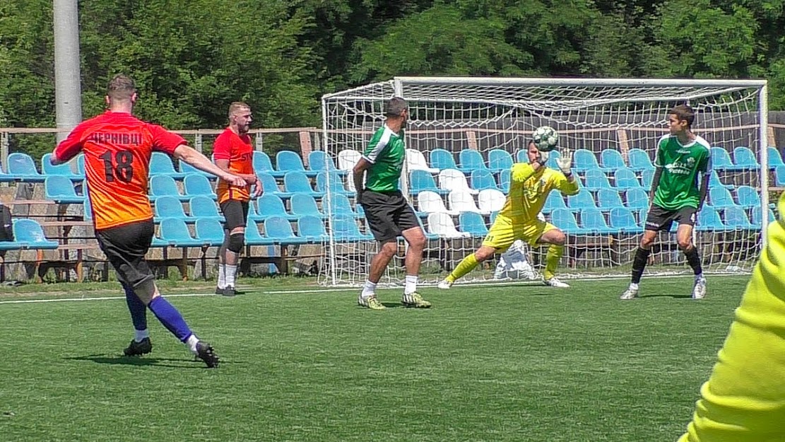 Group of people playing mini football Группа людей играющих в мини-футбол