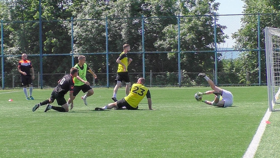 Group of people playing mini football Группа людей играющих в мини-футбол