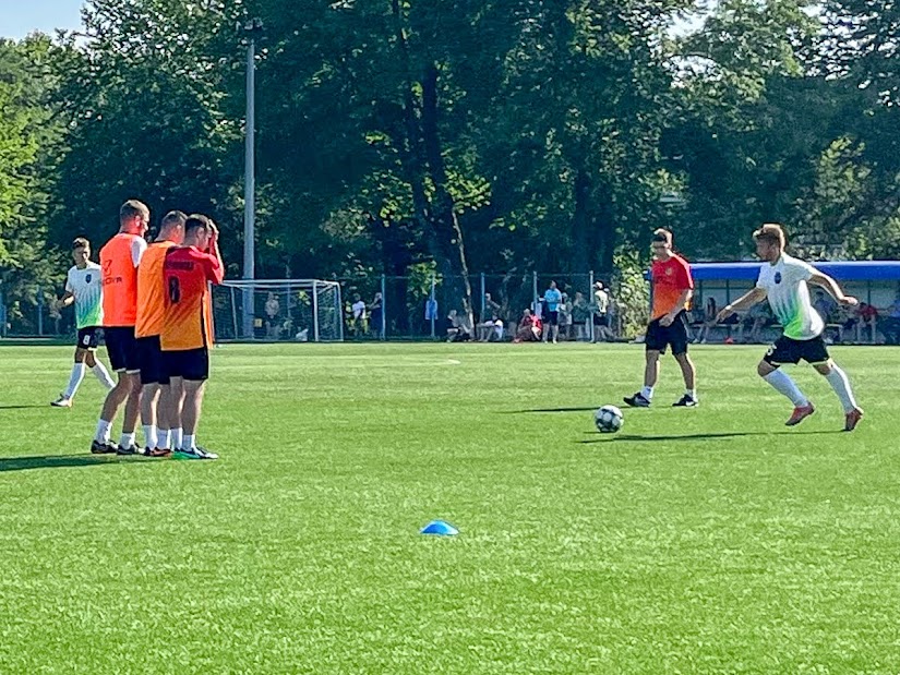 Group of people playing mini football Группа людей играющих в мини-футбол