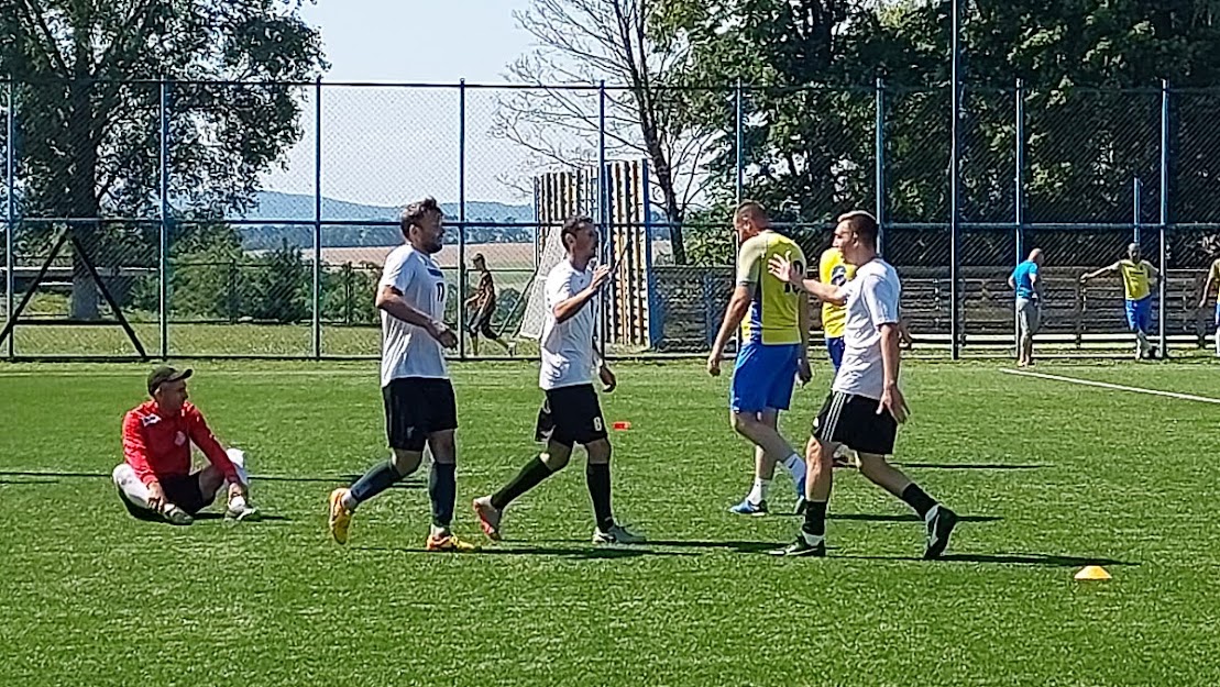 Group of people playing mini football Группа людей играющих в мини-футбол