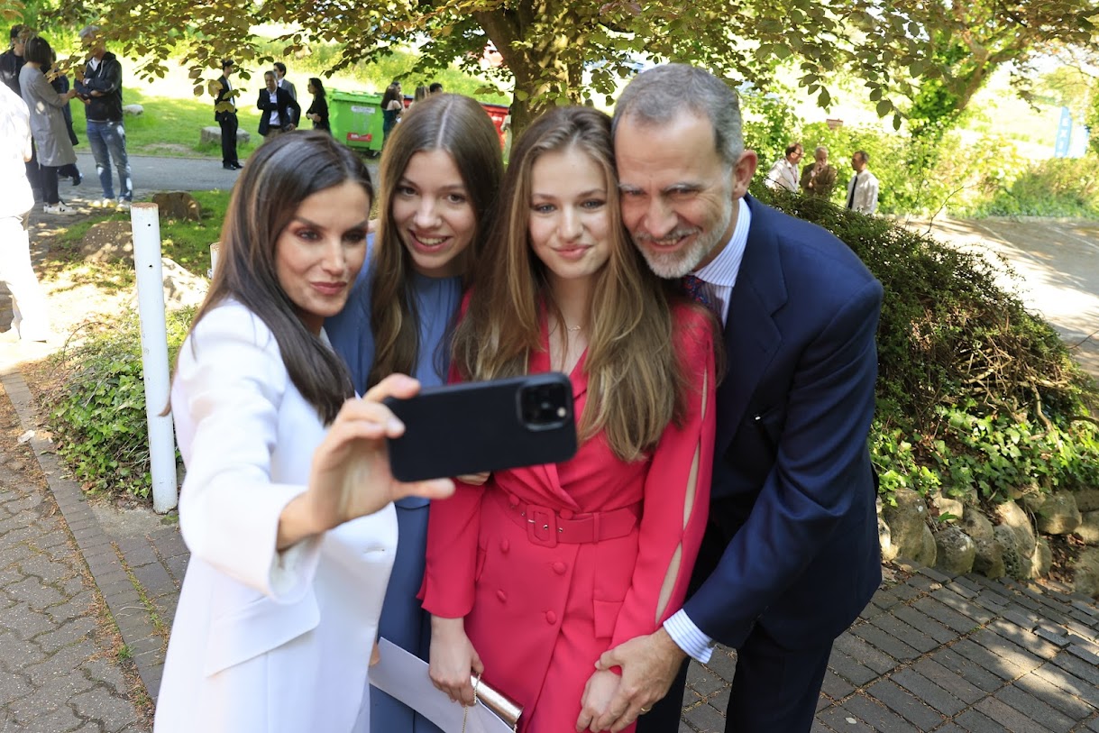 The Spanish Royal Family stood for some candid photographs and much to the surprise of the Royal world few selfies that were later on shared by the Palace communication team