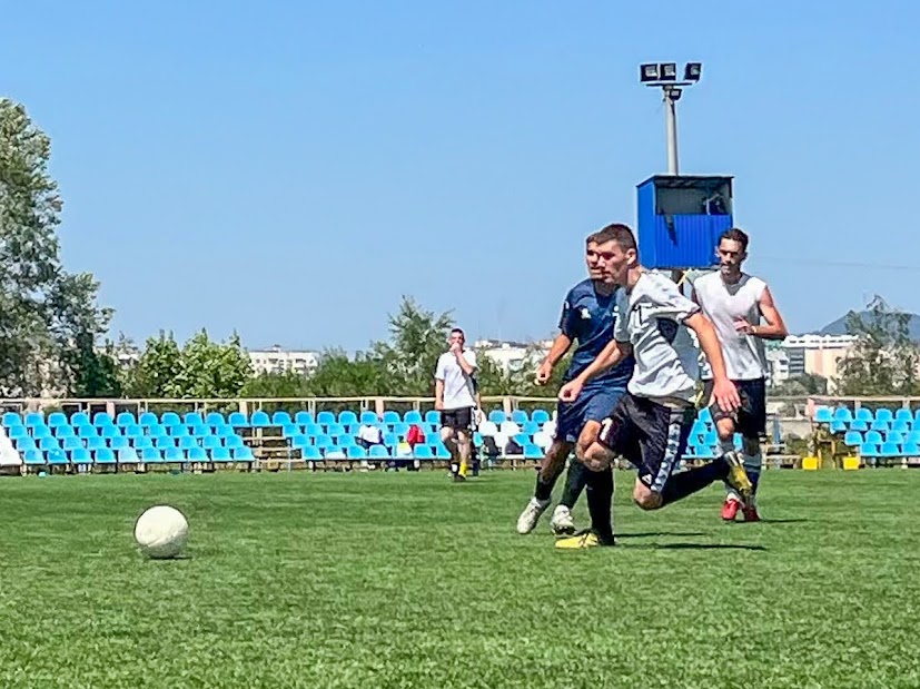 Group of people playing mini football Группа людей играющих в мини-футбол