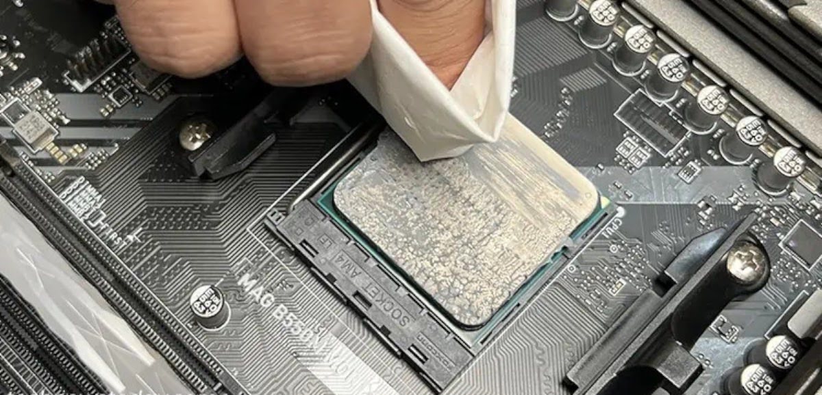 Efficient heat transfer is facilitated by ensuring that no residual thermal paste remains on the CPU.