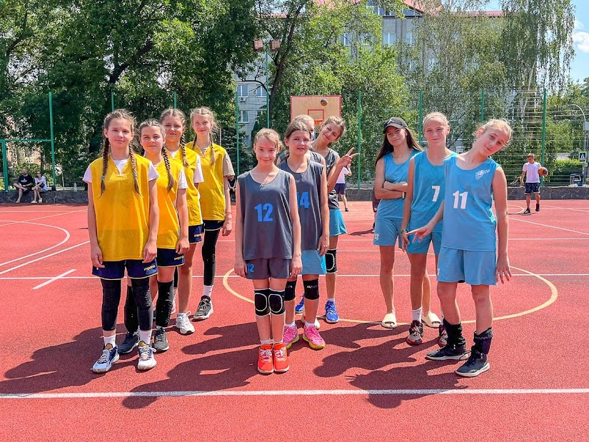 Group of people playing mini football Группа людей играющих в мини-футбол