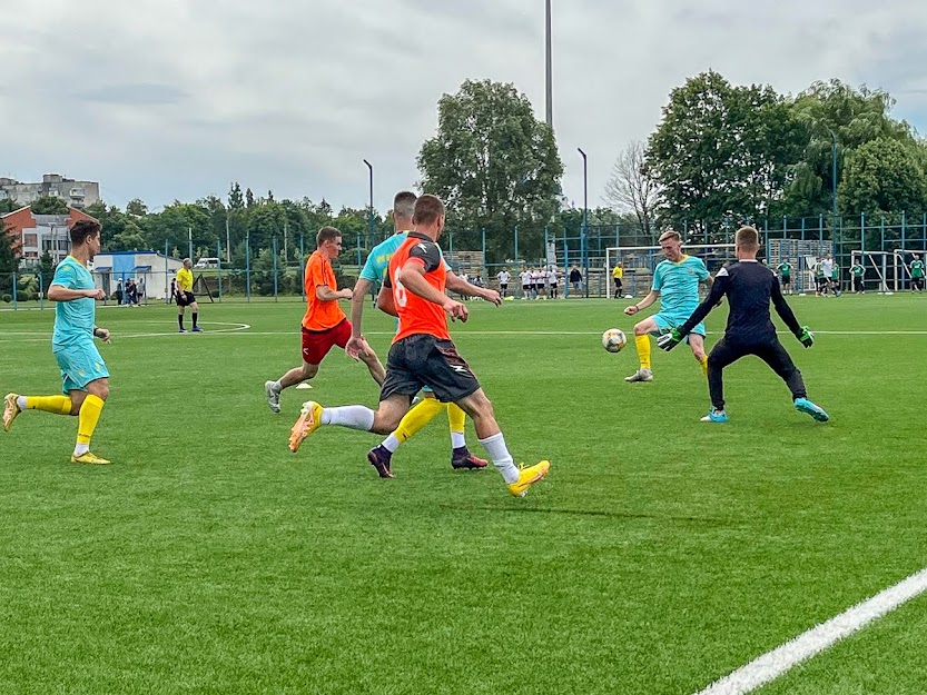 Group of people playing mini football Группа людей играющих в мини-футбол