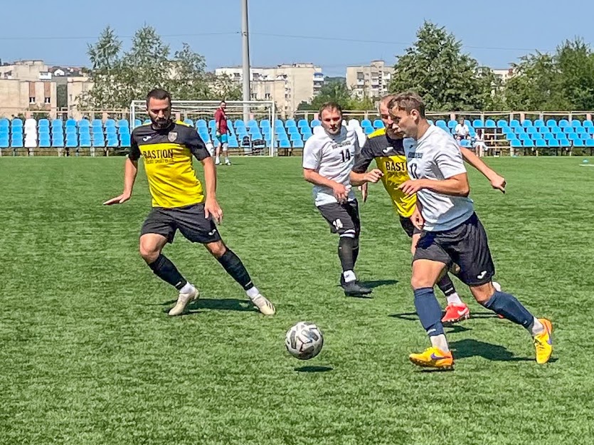 Group of people playing mini football Группа людей играющих в мини-футбол