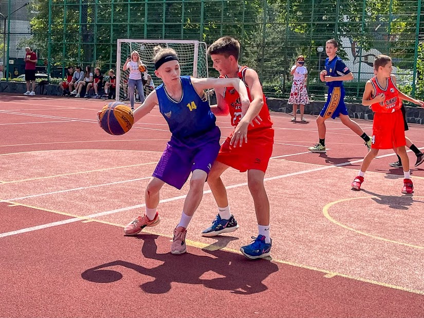 Group of people playing mini football Группа людей играющих в мини-футбол