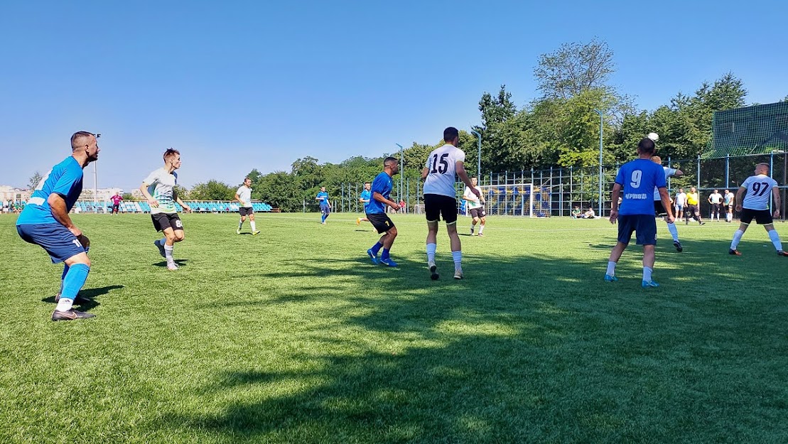 Group of people playing mini football Группа людей играющих в мини-футбол