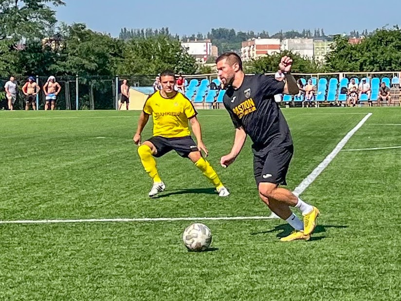 Group of people playing mini football Группа людей играющих в мини-футбол