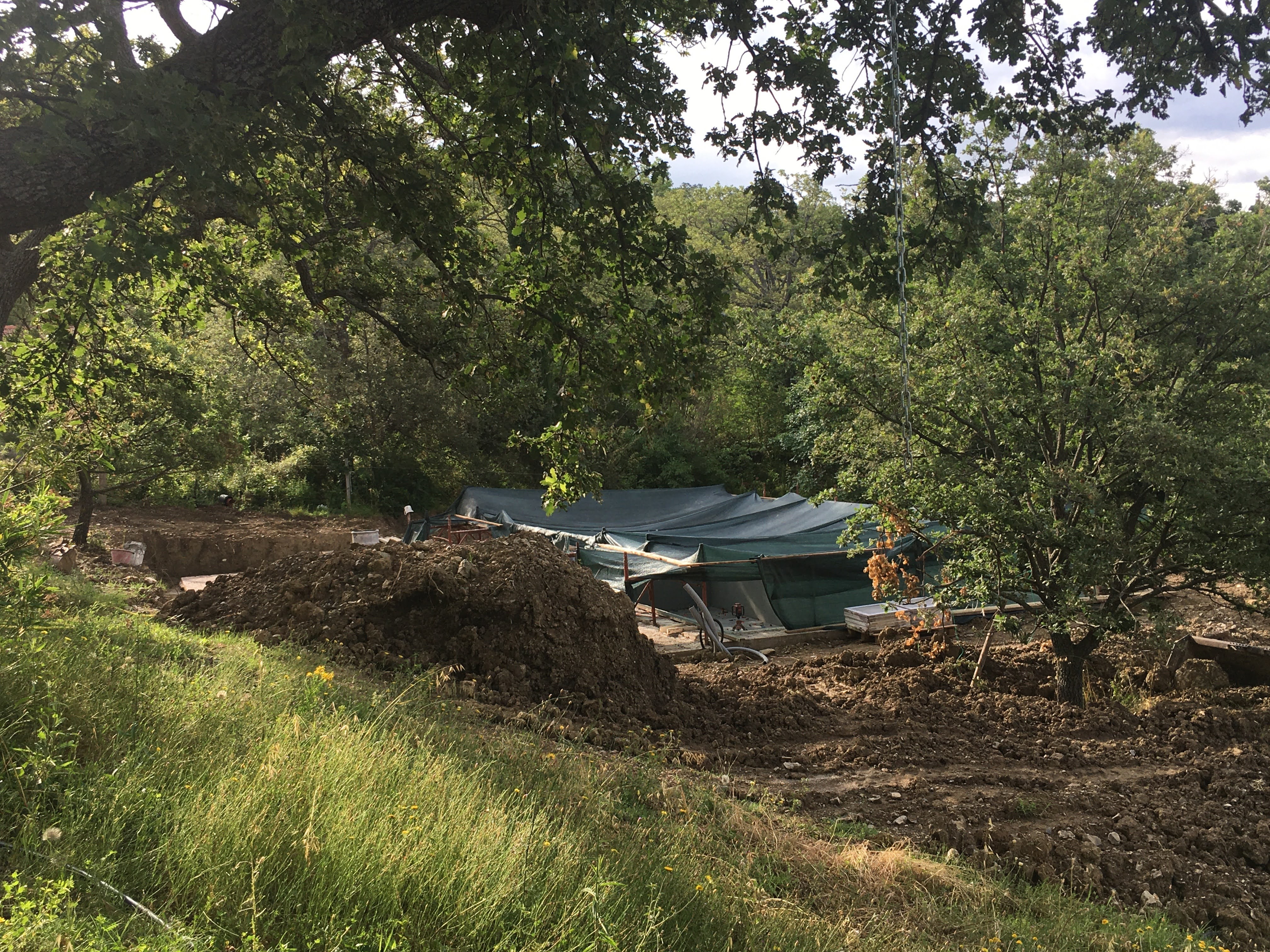 When the waterproofing treatment was finished, a sheltering tent is draped over the pool