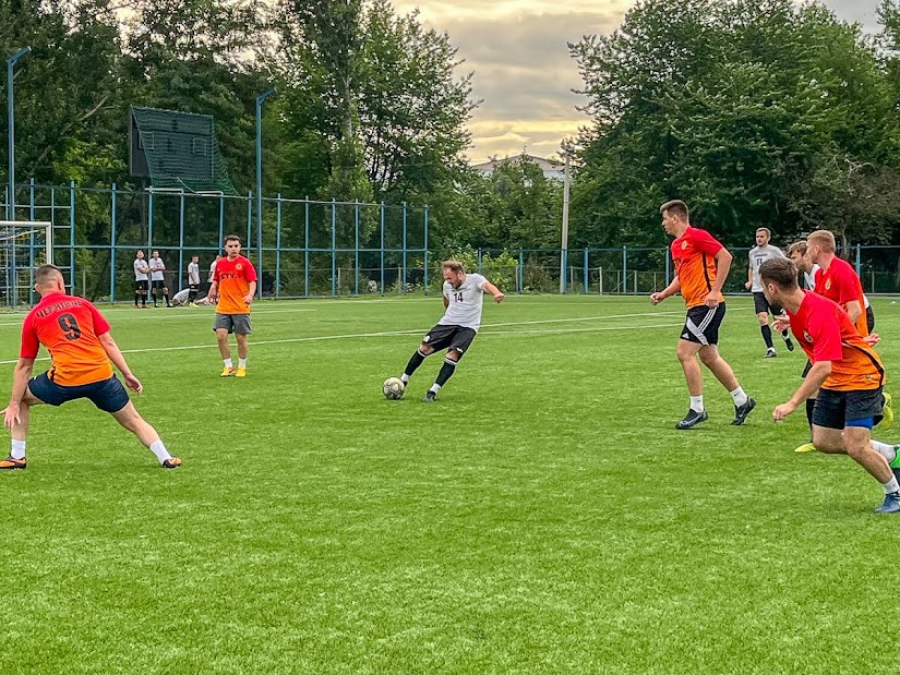 Group of people playing mini football Группа людей играющих в мини-футбол