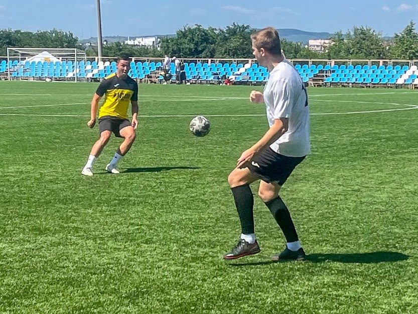 Group of people playing mini football Группа людей играющих в мини-футбол