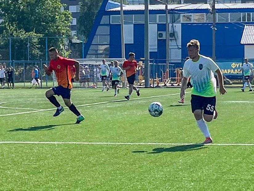 Group of people playing mini football Группа людей играющих в мини-футбол