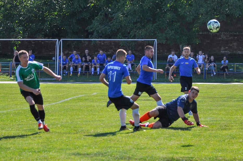 Group of people playing mini football Группа людей играющих в мини-футбол