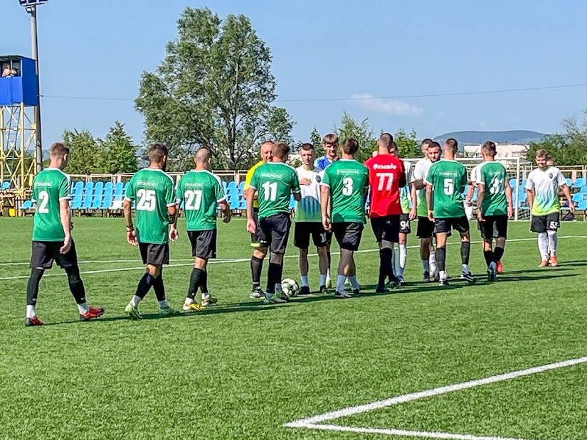 Group of people playing mini football Группа людей играющих в мини-футбол