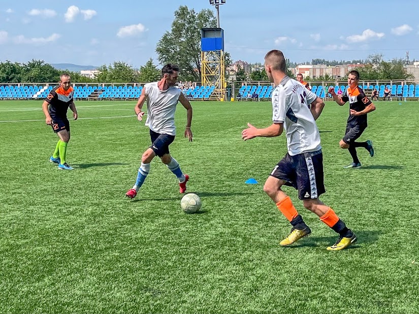 Group of people playing mini football Группа людей играющих в мини-футбол