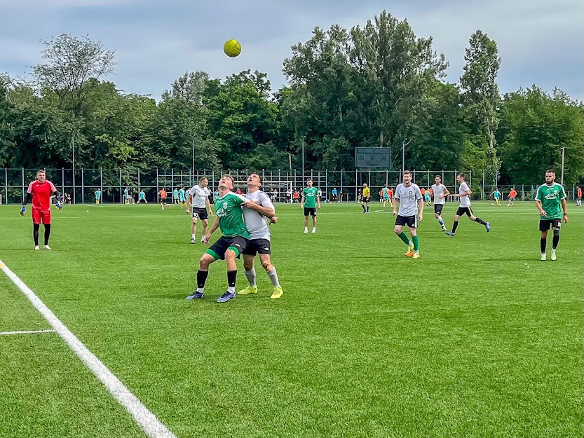 Group of people playing mini football Группа людей играющих в мини-футбол