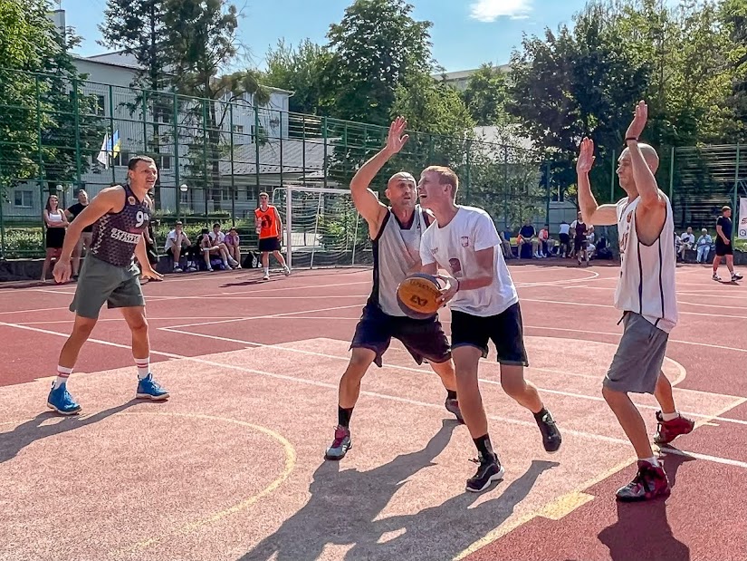 Group of people playing mini football Группа людей играющих в мини-футбол