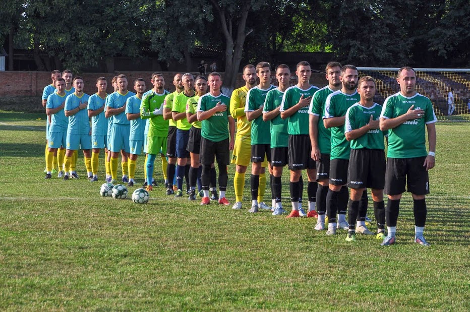 Group of people playing mini football Группа людей играющих в мини-футбол