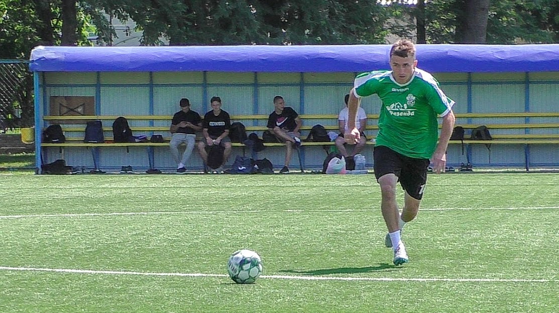 Group of people playing mini football Группа людей играющих в мини-футбол